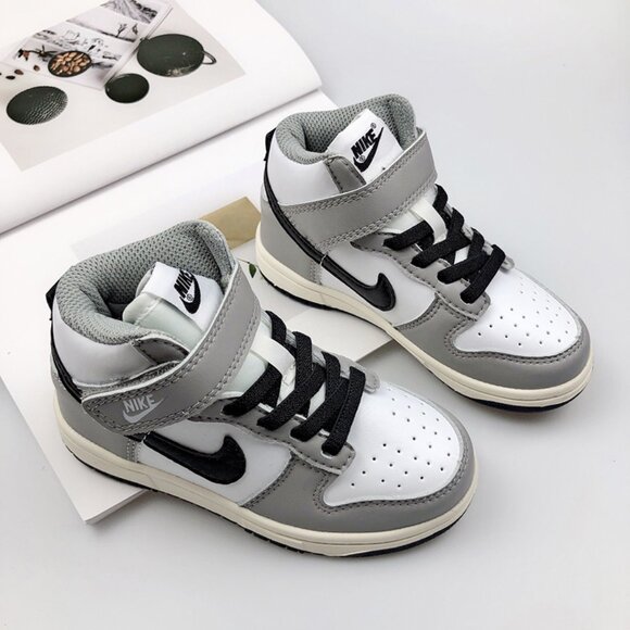 Nike SB Dunk Low Low-Top Sneakers In White And Gray - Picture 1 of 9